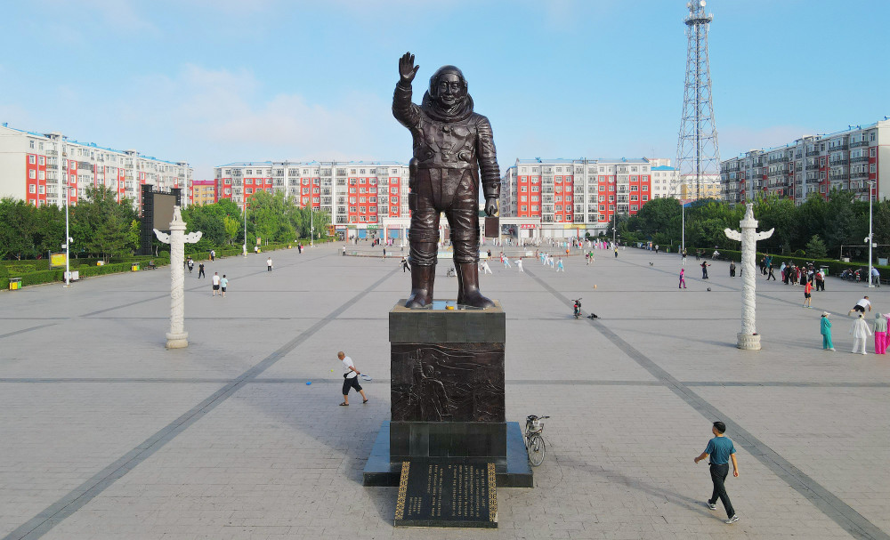 翟志刚的塑像立在龙江县志刚广场上回来的路上,记者经过以翟志刚命名