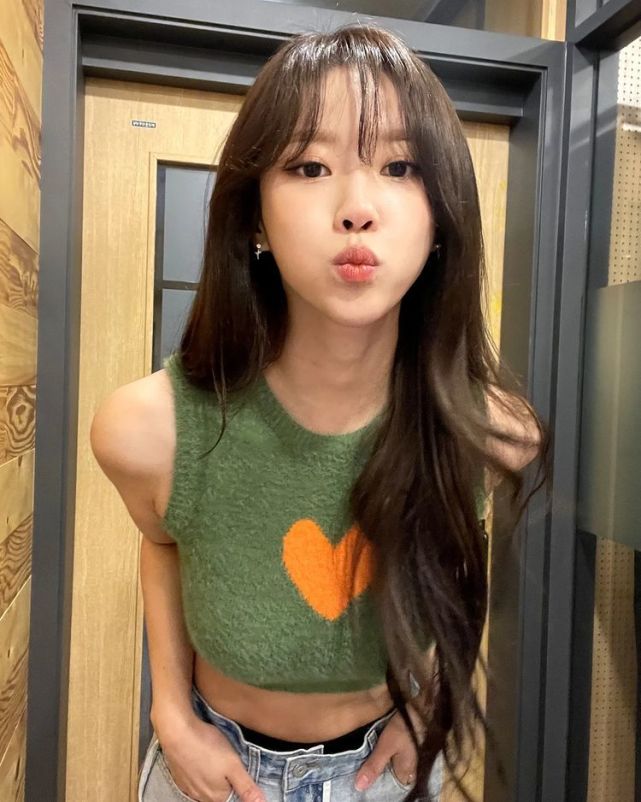 28岁lovelyz李美珠露脐t恤秀出平坦小腹苗条身材修长双腿吸睛