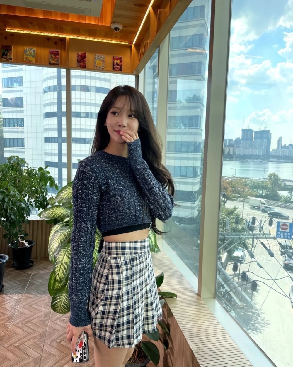 28岁lovelyz李美珠,露脐t恤秀出平坦小腹,苗条身材修长双腿吸睛_腾讯