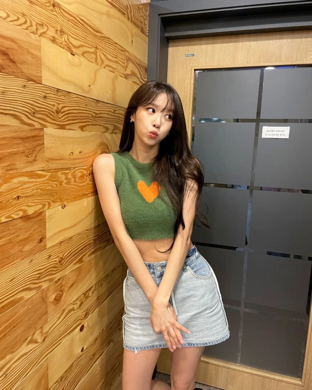 28岁lovelyz李美珠,露脐t恤秀出平坦小腹,苗条身材修长双腿吸睛_腾讯