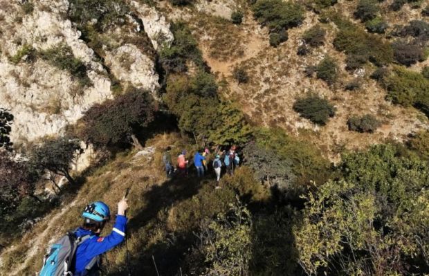 10名驴友被困野山14小时北京房山蓝天救援队连夜搜救