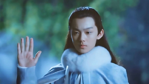 转眼来到《听雪楼》剧组,黄毅饰演了男主的少年时期.