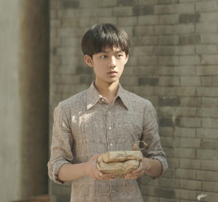 《乔家的儿女》中,黄毅是乔一成的青年时期扮演者,他的演技依旧精湛到