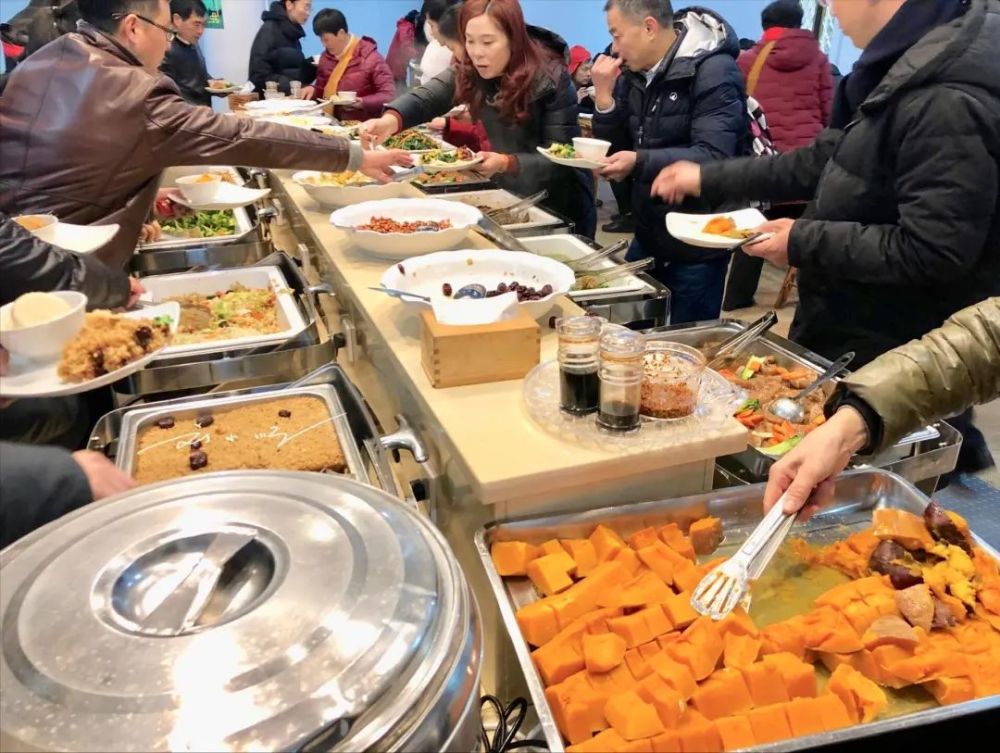 李孝峰表示自助餐都是素食,沒有肉,但是品種卻很豐富,南瓜,黑木耳