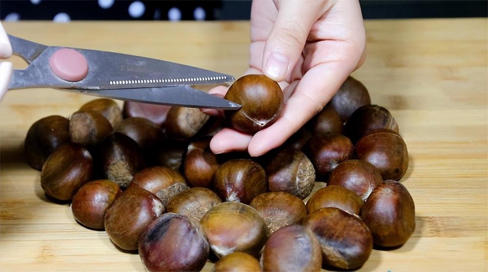 板栗去壳原来这么简单快速教你一招几分钟剥一大盘又快又好