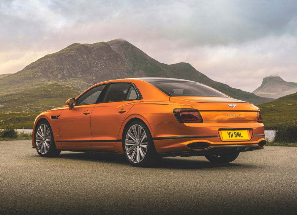 评测宾利飞驰s配40tv8发动机时速可达320km