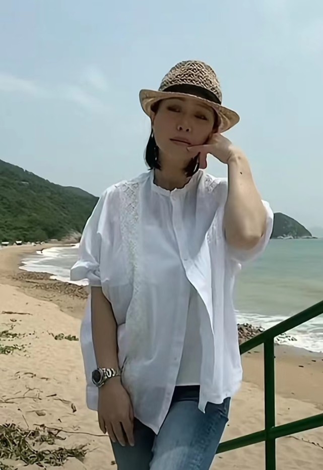 56岁港星黄宝欣抗癌成功,化疗饱受折磨生不如死,子女均定居美国