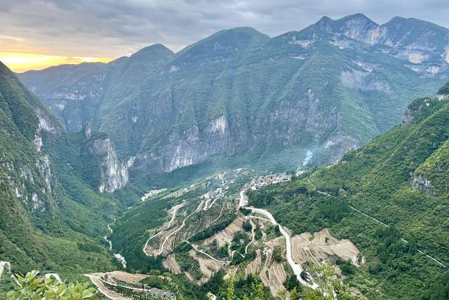 7年凿山修"天路",重庆巫山下庄村的"桃花源记"_腾讯新闻