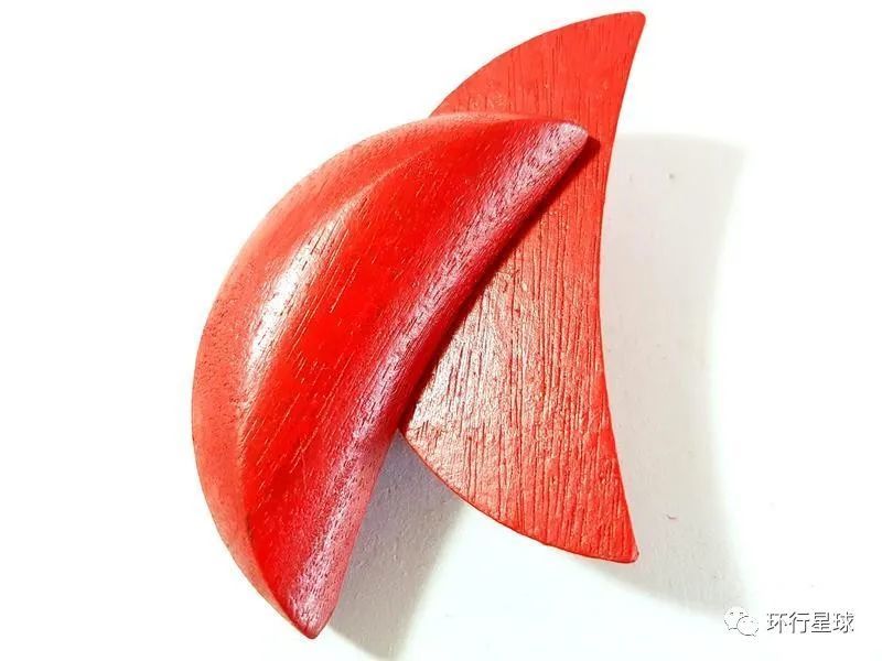 孤娘的家人会将男子的生辰八字拿到孤娘的骨灰前掷筊,征求孤娘的同意.