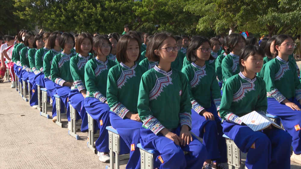活动现场,小岞镇老年人协会向小岞中学捐赠了108套惠女服饰,希望同学