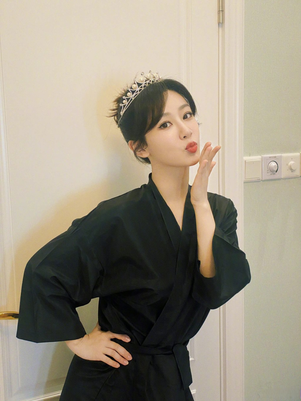 杨紫减脂餐果然有效,天鹅颈小蛮腰美出新高度,嘟嘴卖萌甚是可爱