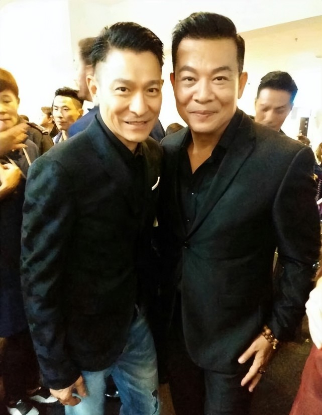 61岁港星吴毅将婚礼上演出,拍胸跺脚动作浮夸,唱爱国歌曲中气足_腾讯