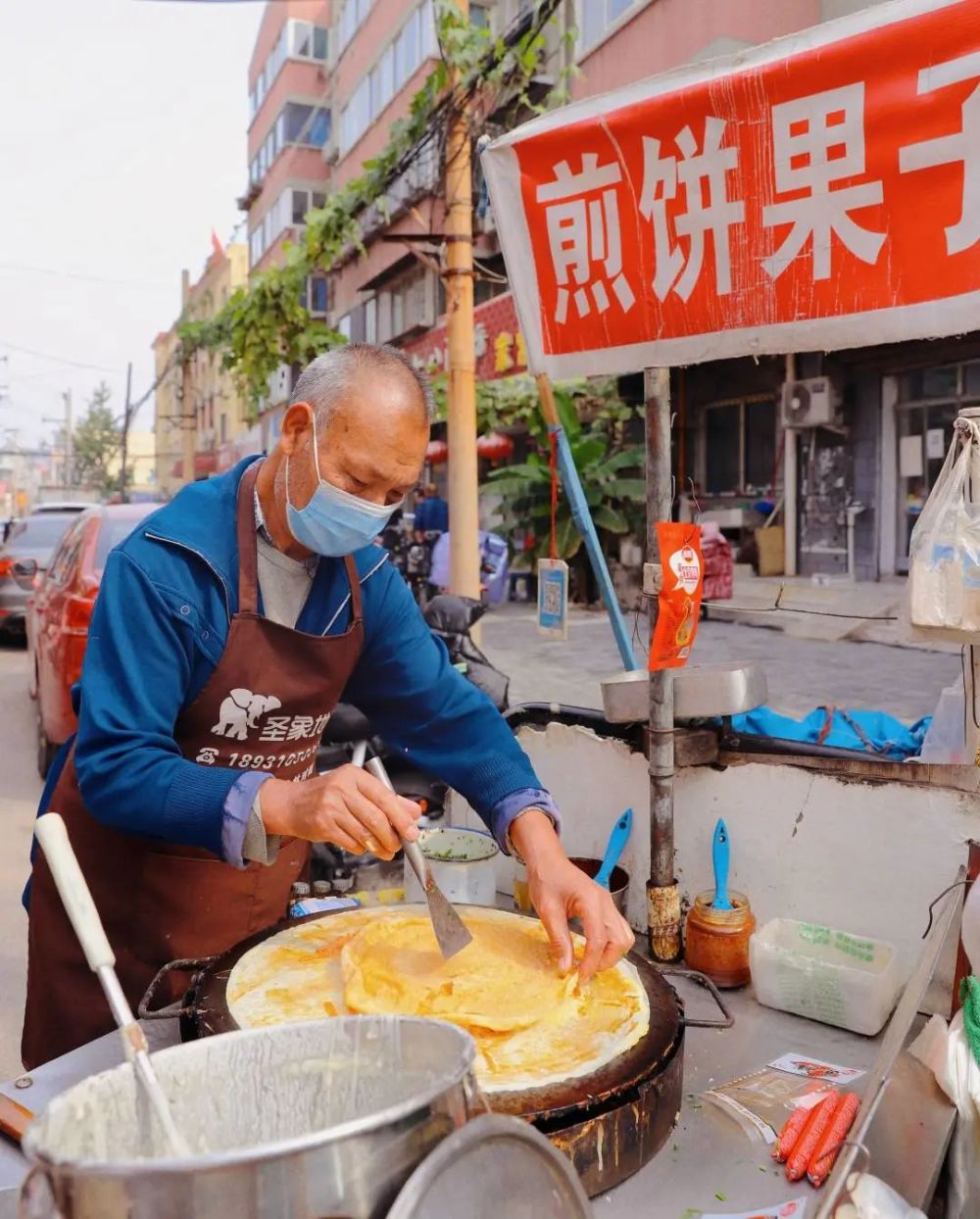 这家位于滏阳东路光华街入口处的煎饼果子摊就开始忙碌了起来,摊主
