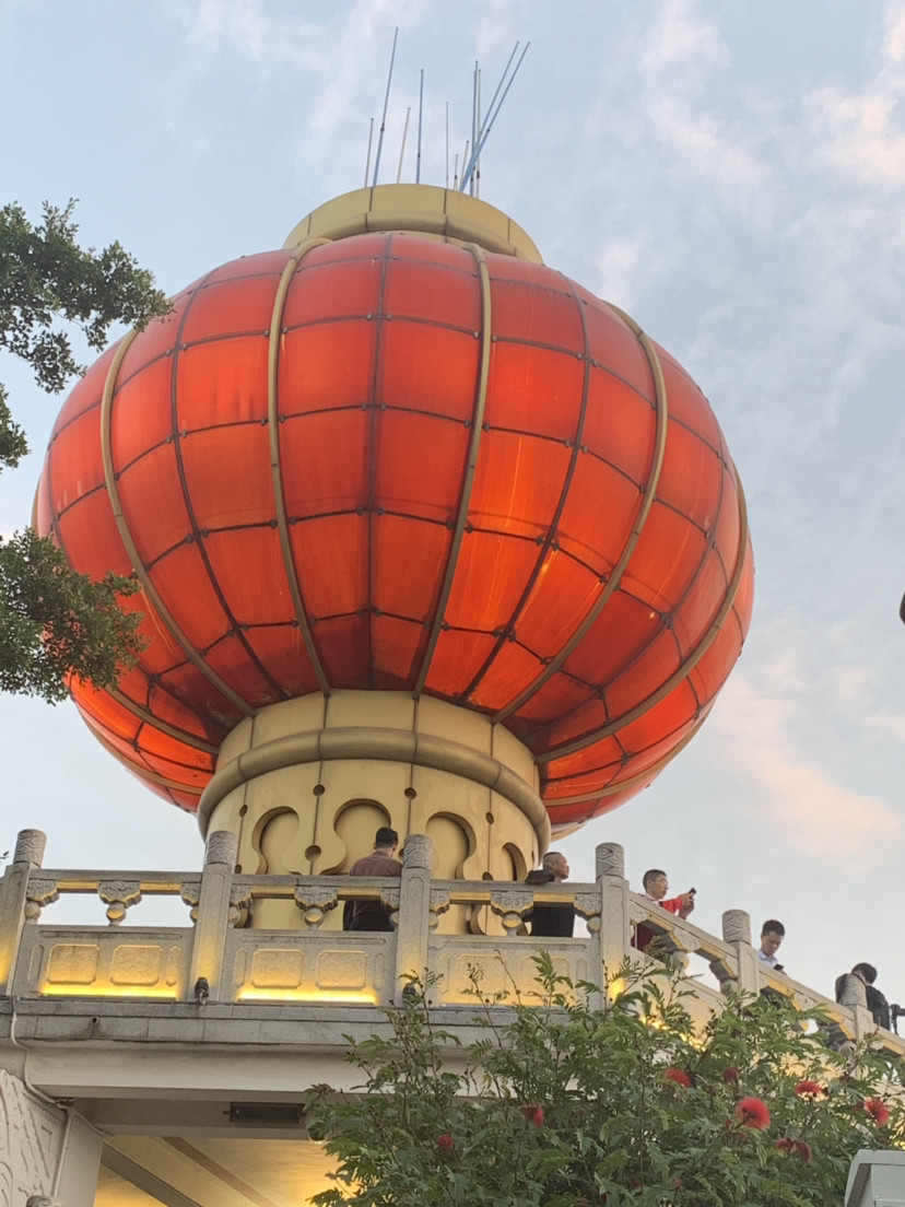 旗峰山顶是个大红灯笼,站在山顶平台能一览东莞全貌,旗峰公园是很多人