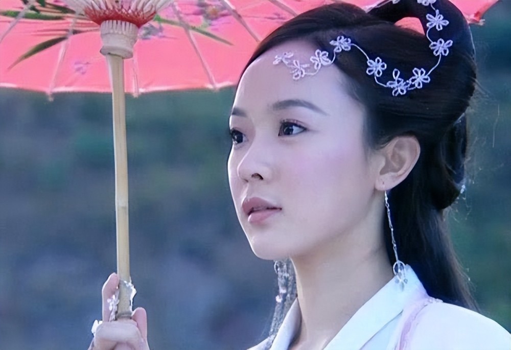 不过江一燕一直都走清纯小花路线,饰演这种颇为复杂,又十分惊艳的古装