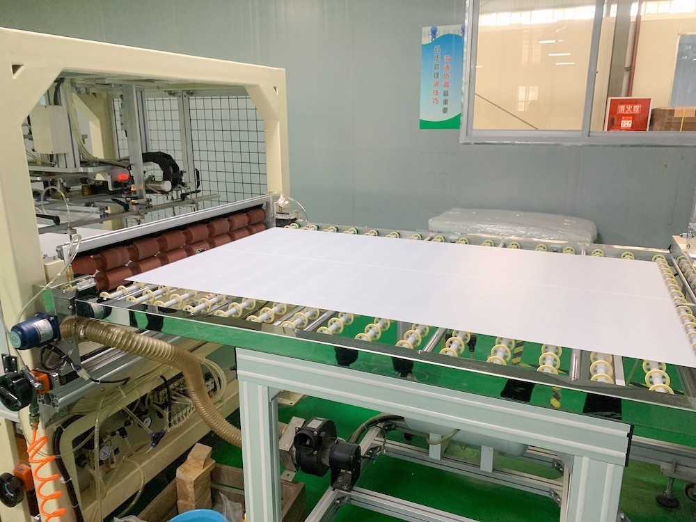 一张张扩散板分别在6条扩散板生产线上同时生产,推出成型