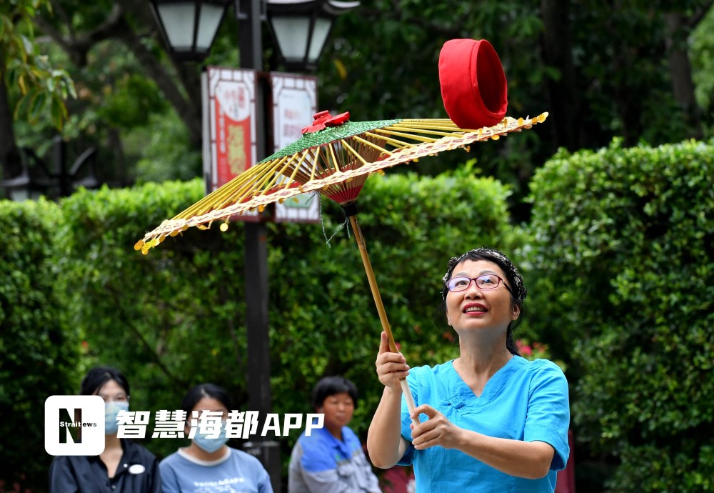 万物皆可“转”！这项伞技充实了她的退休生活_腾讯新闻