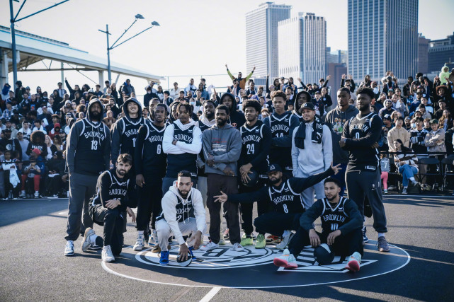 篮网室外训练!欧文获最大欢呼,杜兰特开心热舞,纳什被嘘