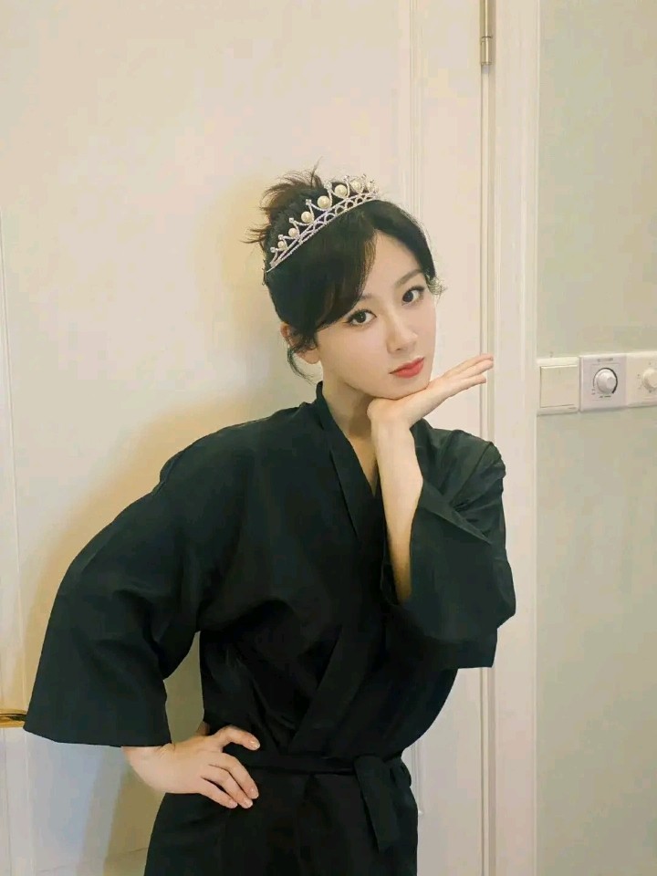 30岁杨紫如百合,珍珠皇冠造型登热搜,充满贵族公主的质感!插图2