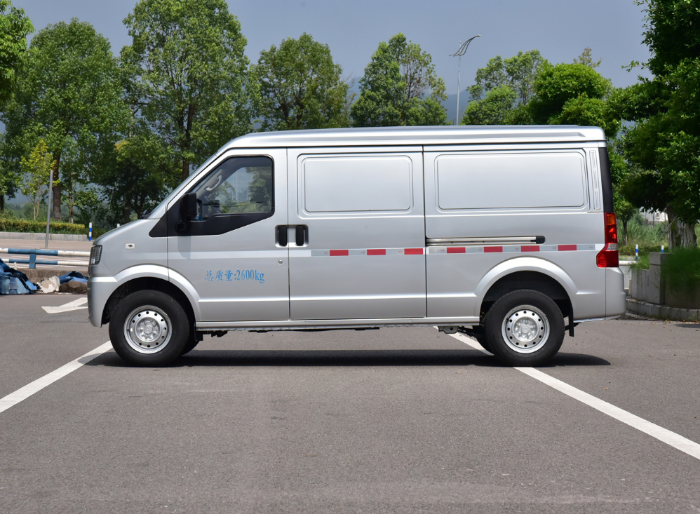 实拍瑞驰新能源ec35Ⅲ比第二代更年轻一次能拉近一吨货物