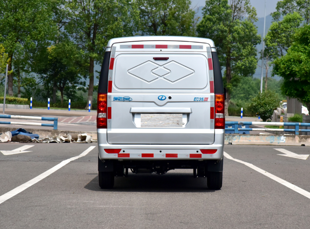 实拍瑞驰新能源ec35Ⅲ比第二代更年轻一次能拉近一吨货物