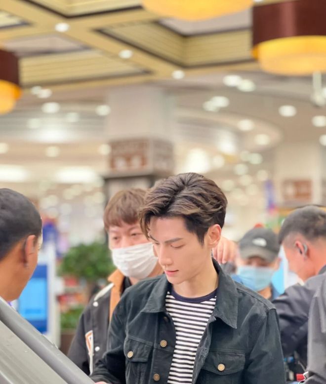 罗云熙超市拍戏被偶遇,皮肤白皙五官精致,路人视角获网友夸赞_腾讯