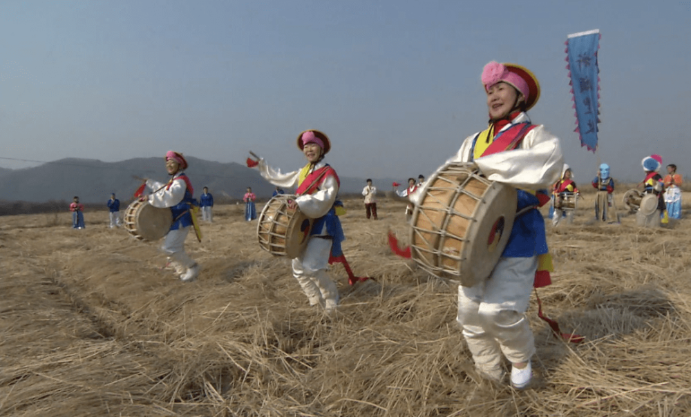 朝鲜族甩帽子图片