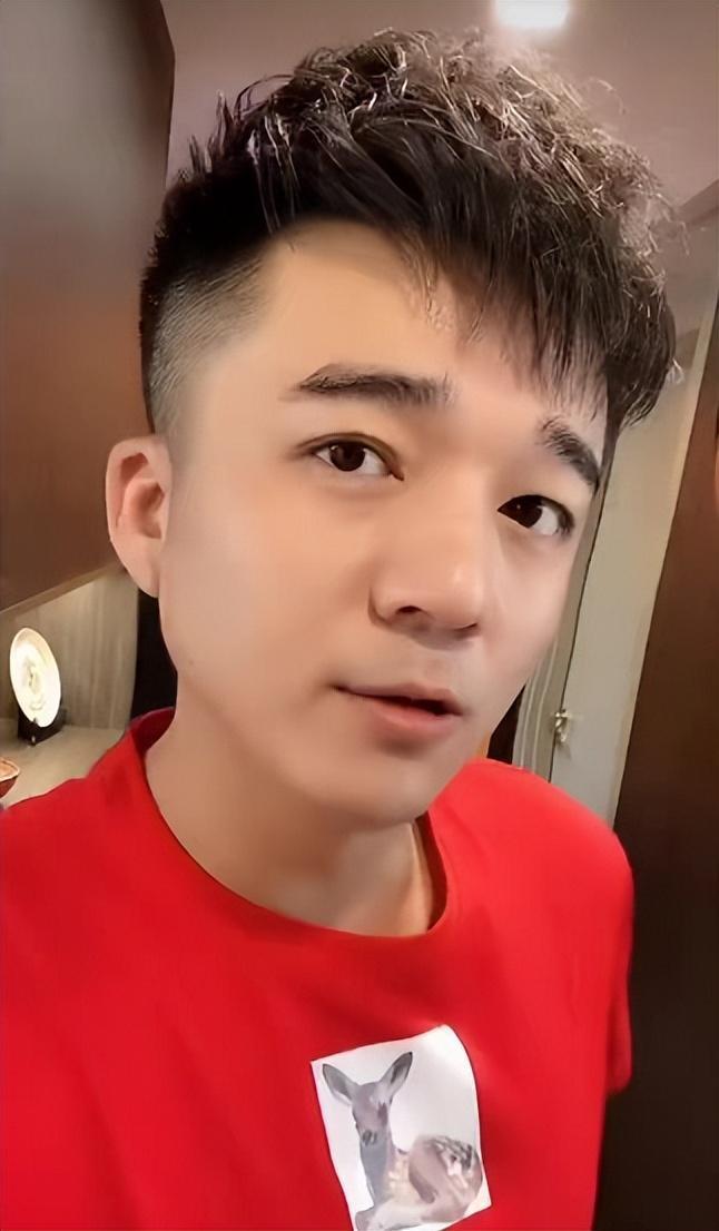 35岁主持人赵琦鑫办婚礼与新娘拥抱亲吻好温馨女方颜值高