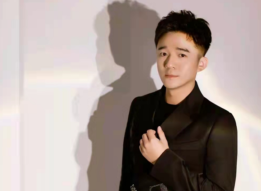 35岁主持人赵琦鑫办婚礼与新娘拥抱亲吻好温馨女方颜值高