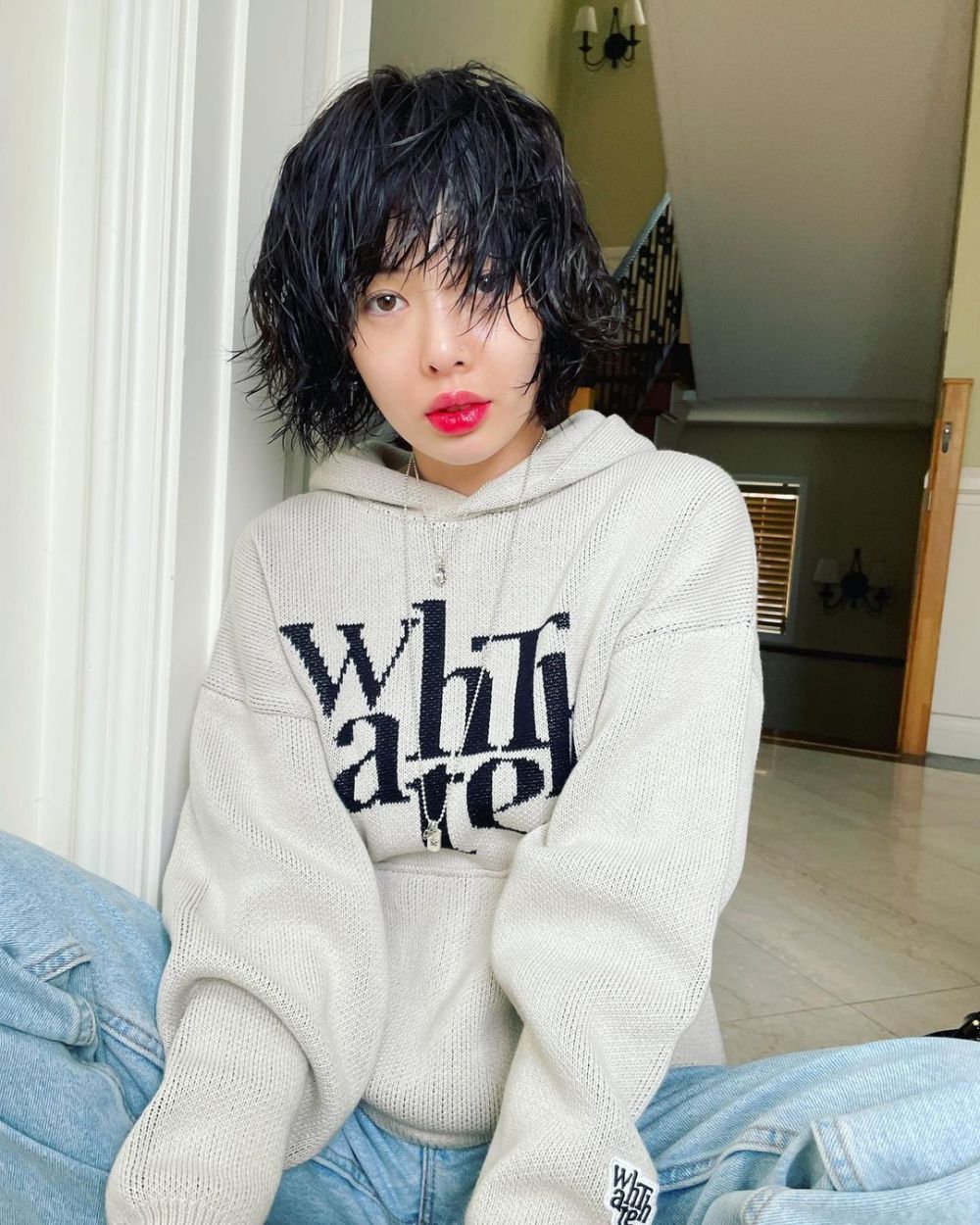 "湿发,烈焰红唇"的泫雅,让人心动的清纯感觉,笑容甜美可爱_腾讯新闻