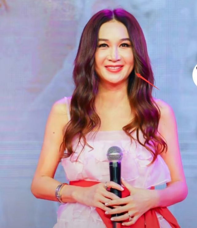 温碧霞现身株洲捞金,穿粉色长裙造型万年不变,被曝出场费50万