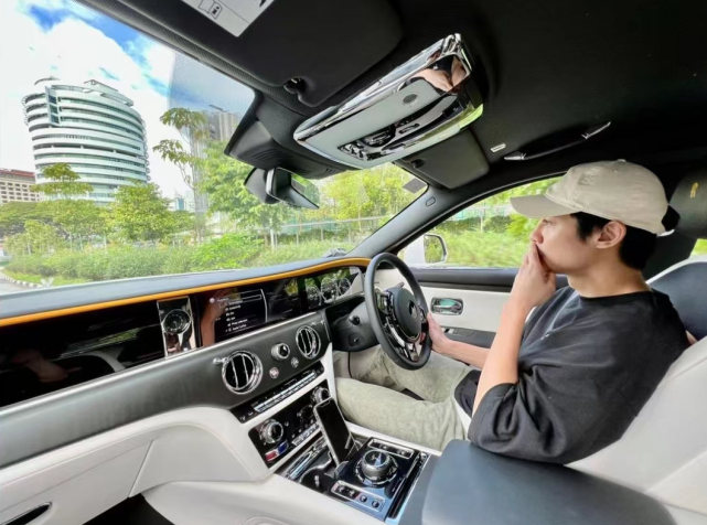 小龙女吴卓林落魄街头领救济,房祖名晒豪车劳斯莱斯