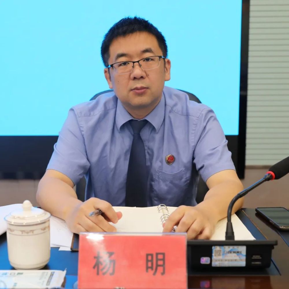 县院党组成员,副检察长杨明主持颁证仪式.