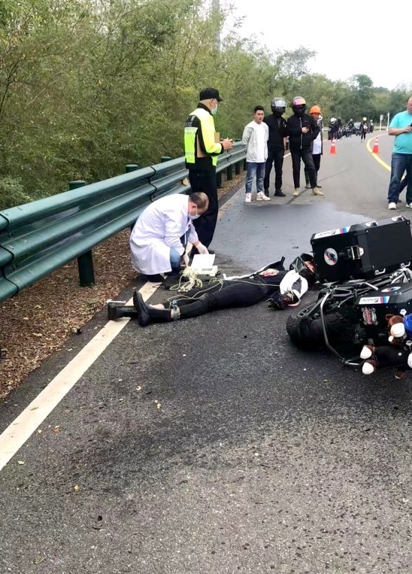 摩托車女騎手彎道對撞身亡事故認定出來前請別拿舊賬追責