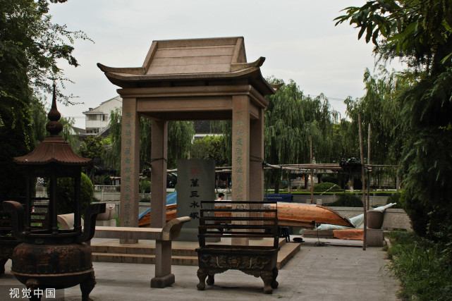 在蘇州市周莊古鎮,鎮北銀子浜底,有一座水底墓,即沈萬三水底墓.