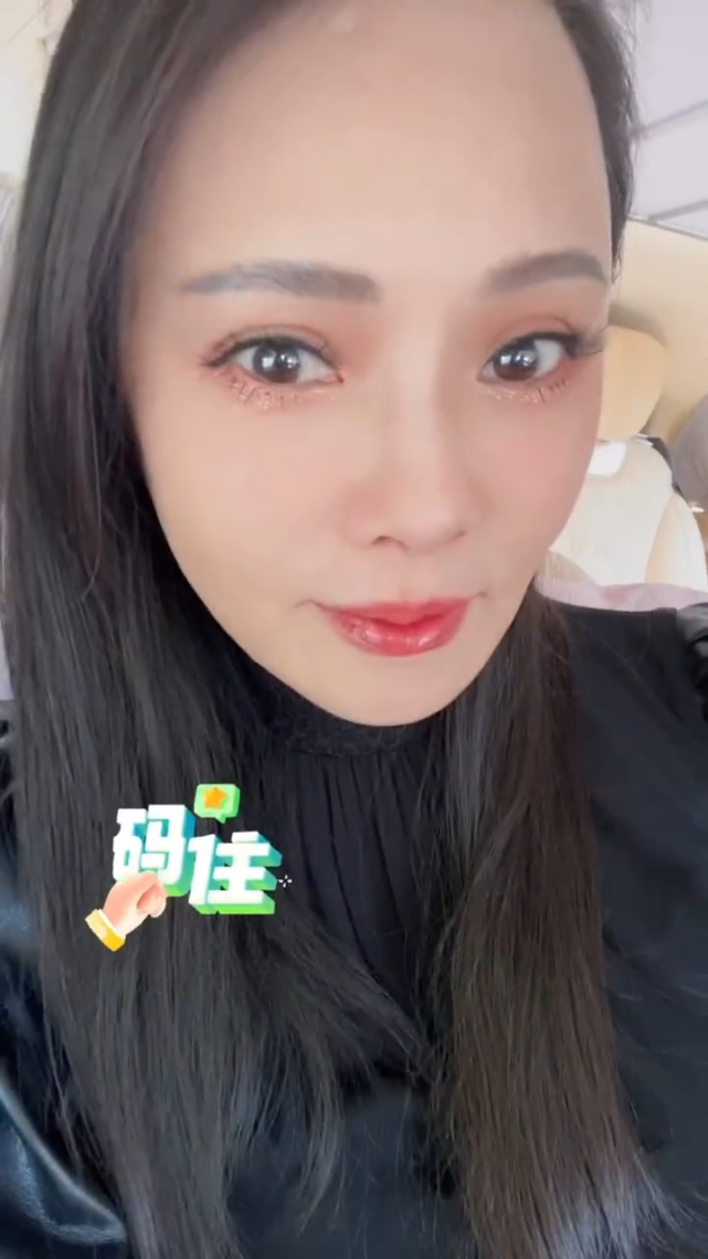 54岁伊能静罕见素颜出镜,皮肤白到发光没有皱纹,获赞冻龄女神