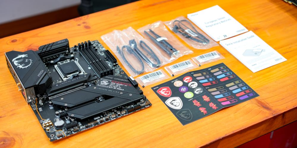 开箱全家福:先来说说微星mpg b650 carbon wifi主板的外包装,配色换成