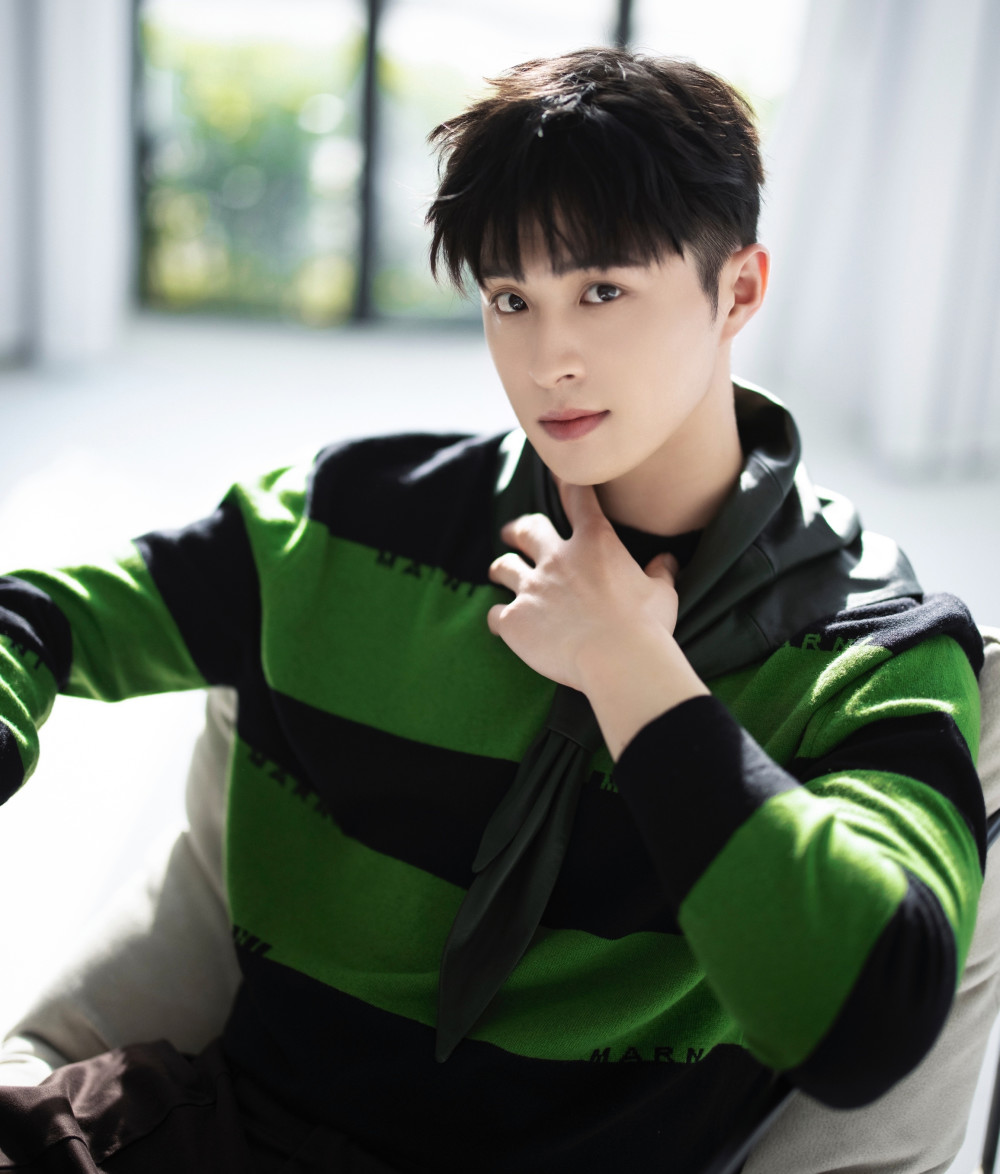 十八线男演员葛秋谷,先搭档周洁琼,后合作孟子义,资源逆天啊_腾讯新闻