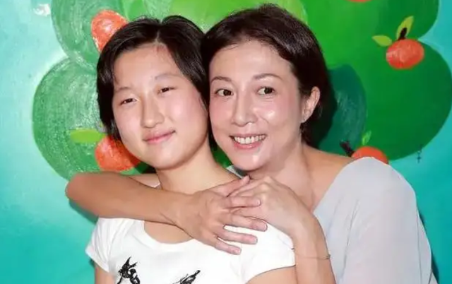 成龙23岁女儿街头领救济食品没有爹妈照顾她学会了自力更生