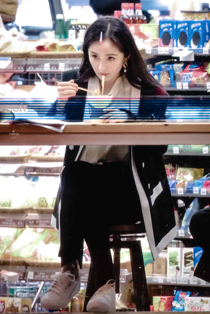 杨幂便利店吃关东煮,穿垫肩西装跷二郎腿,大口吃面真没女星包袱插图4
