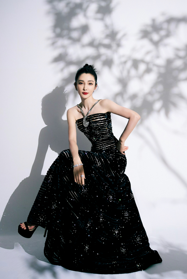 只见图片中,李冰冰扎着高丸子头,戴着名贵的珠宝,一袭黑色缀钻古董