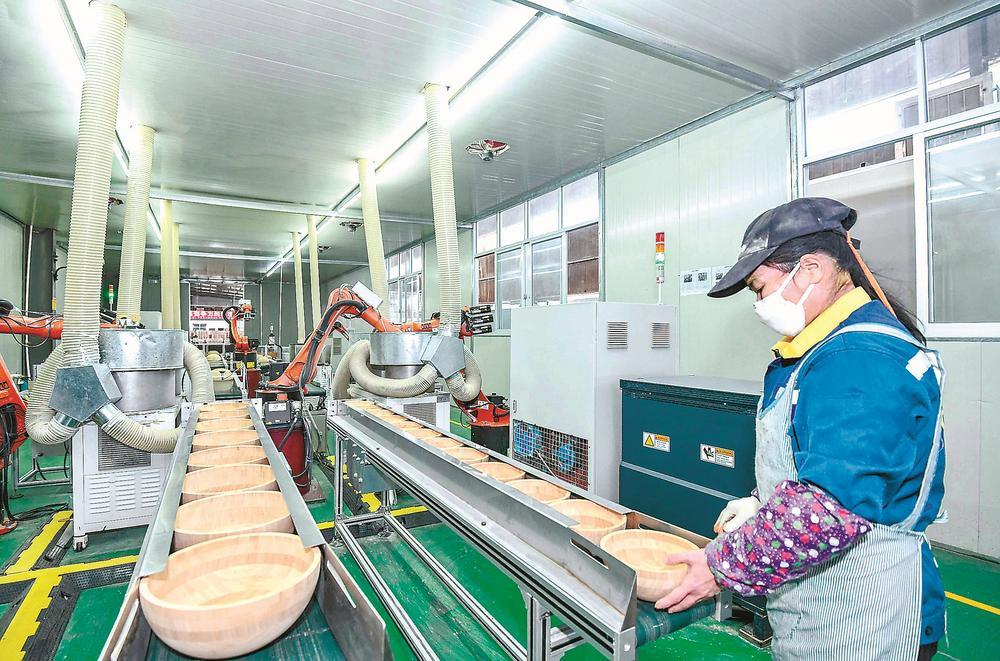 龙竹科技的自动化竹碗生产线 罗光耀 摄东南网10月11日讯(福建日报