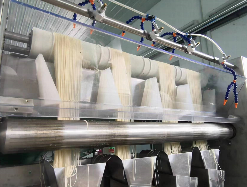 光友薯业在做好疫情防控的前提下,坚持闭环生产,每天生产出的绵阳米粉