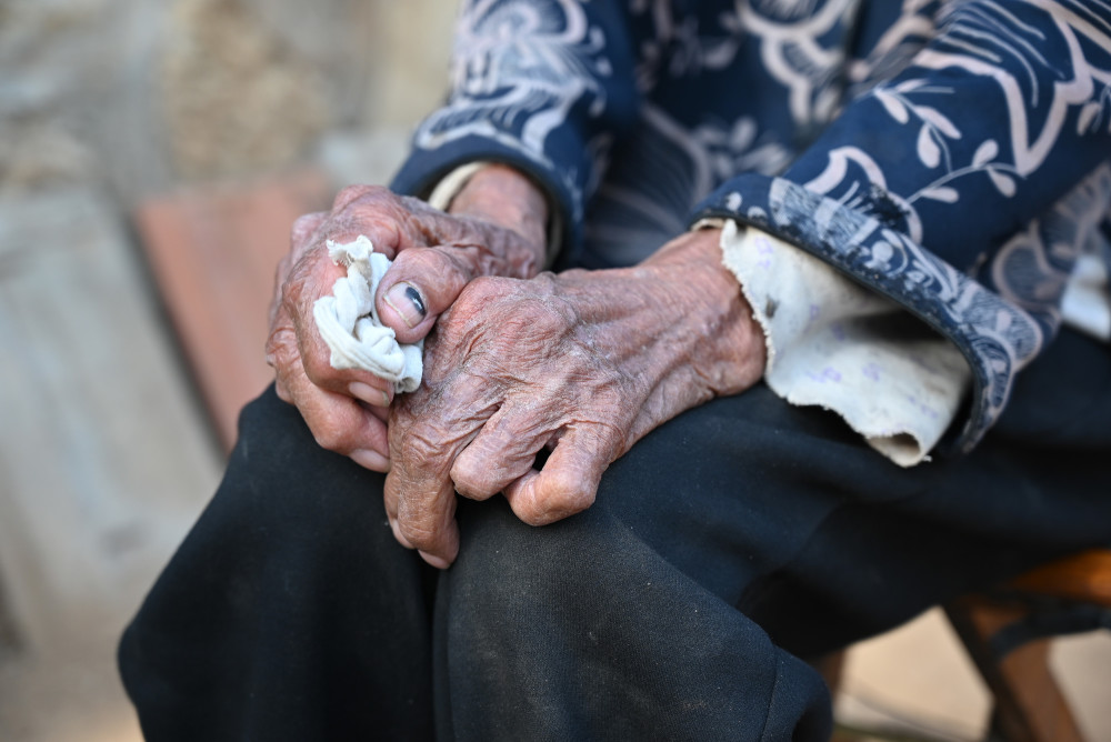 102岁小脚奶奶,饮食无忌口,吃糖数量超乎想象,看她如何养生