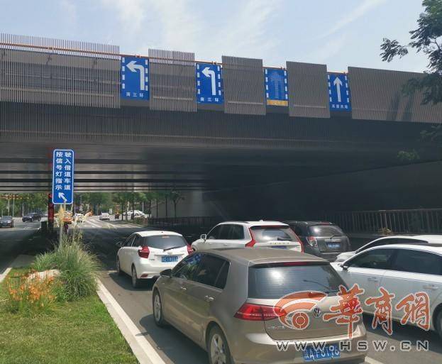 缓解左转压力 西安南三环与芙蓉西路十字借道左转 可变车道