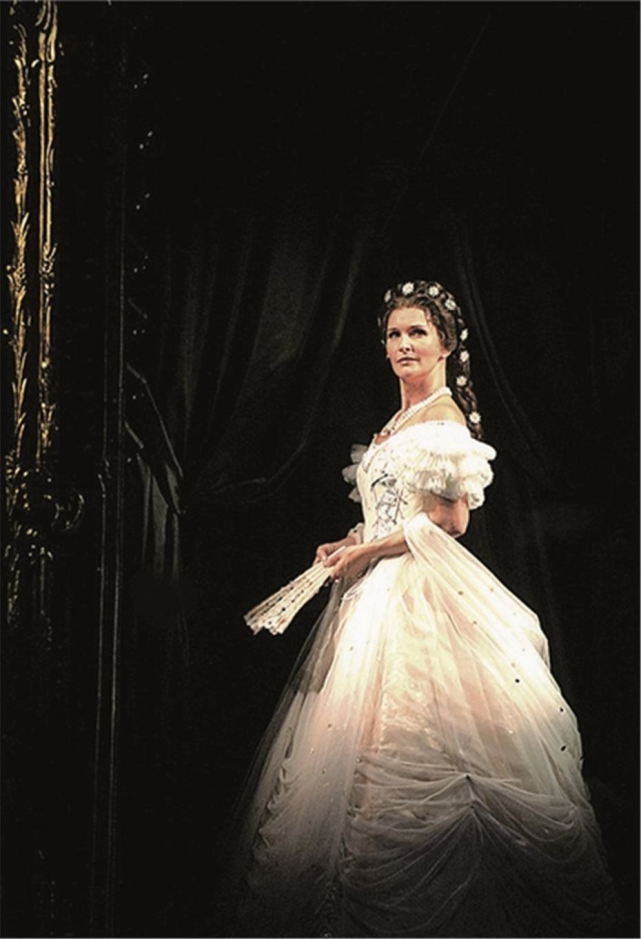 世最美公主有颜有才却一生悲惨被逼生子抑郁嗑药文身反抗王室