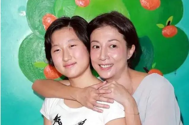 曝刘恺威和尤靖茹恋情，女方半年前宣布结婚，年龄小男方近18岁