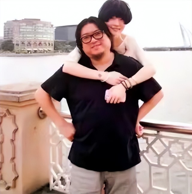 高晓松前妻夕又米生二胎,宝宝皮肤白皙黑发浓密,二婚老公高大帅气