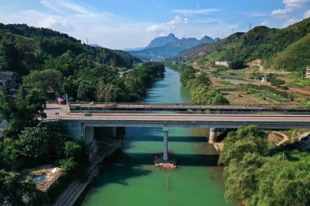 如今,關嶺縣內公路四通八達,高速公路,國省幹線縱橫交錯,縣道,鄉道,村