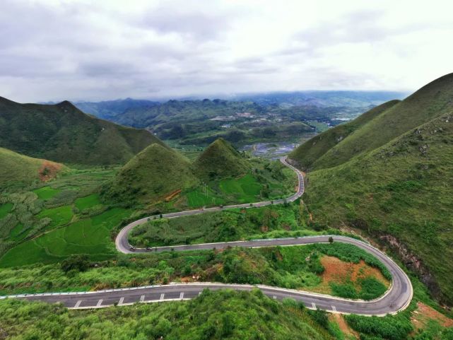 如今,關嶺縣內公路四通八達,高速公路,國省幹線縱橫交錯,縣道,鄉道,村